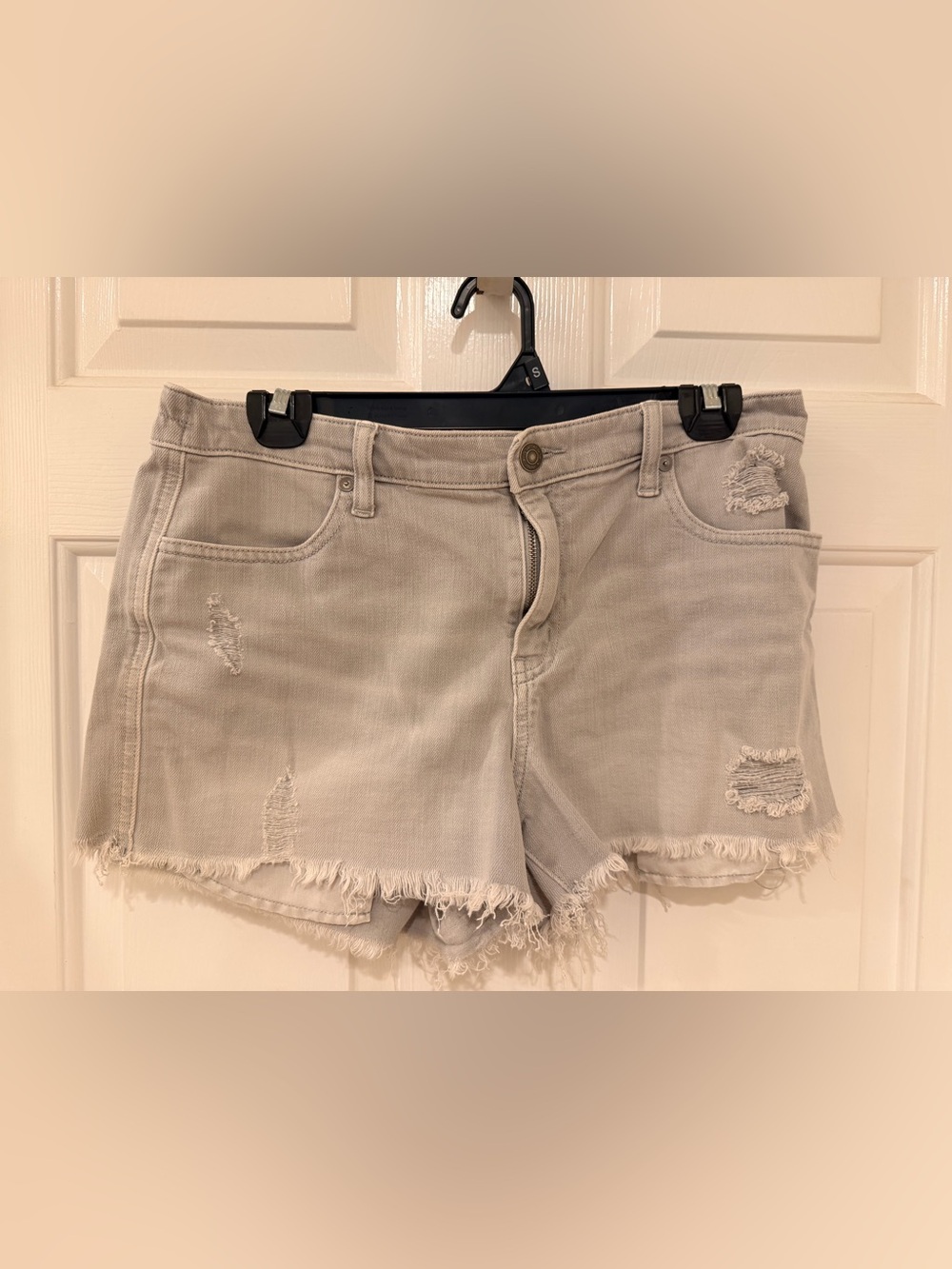 AE Aerie Light Gray Distressed Raw Hem Shorts Medium Excellent Condition